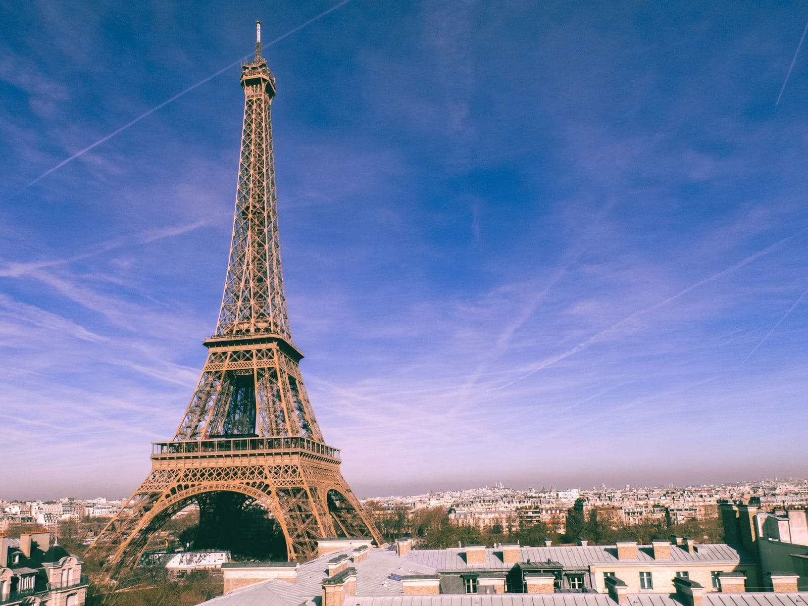 Eiffelturm unter klarem Himmel über den Dächern von Paris