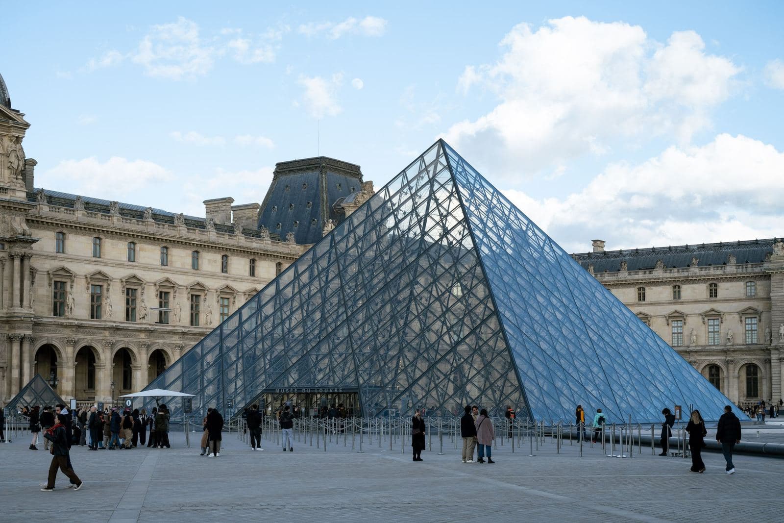 Louvre-Pyramide und Palast bei Tageslicht, Paris
