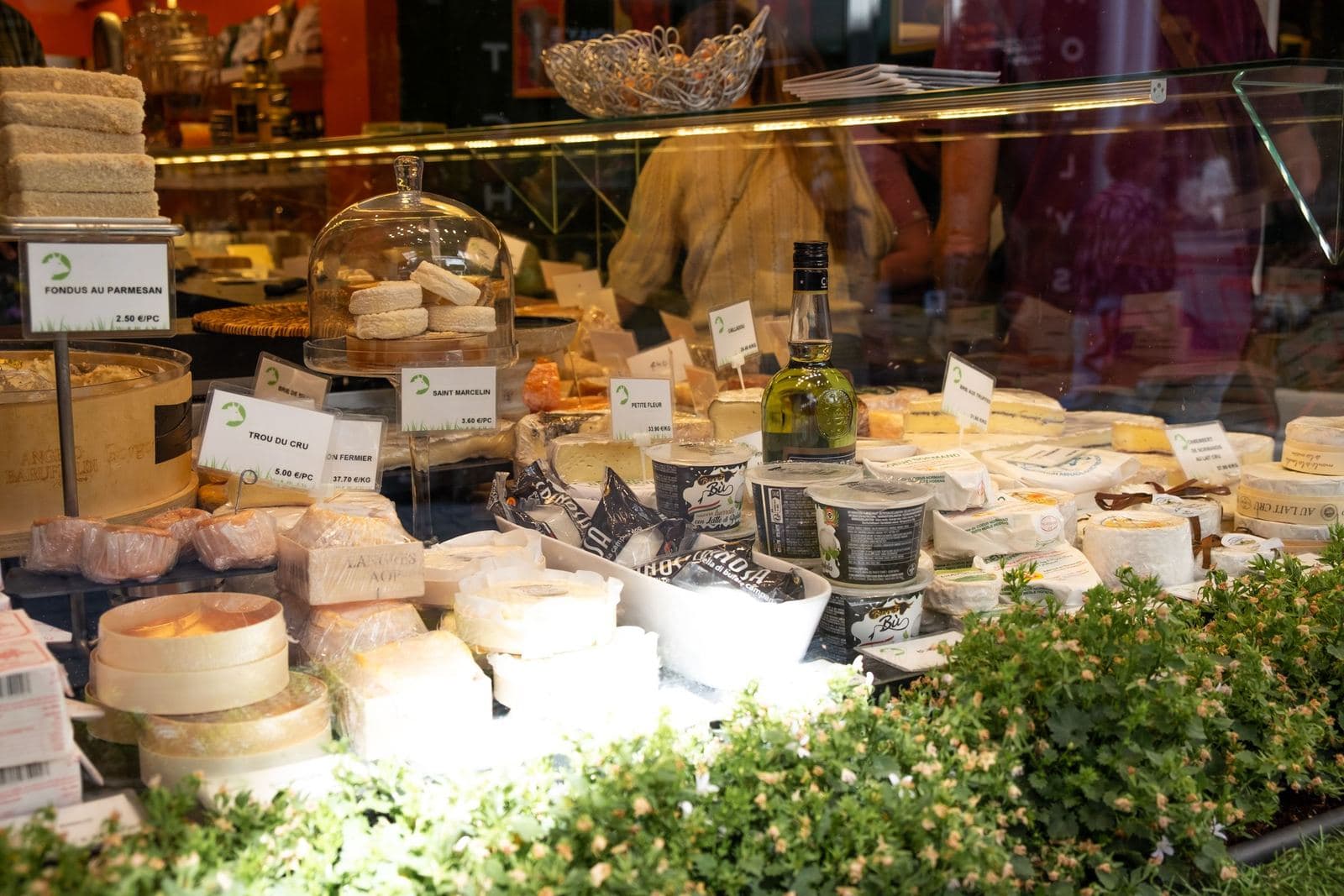 Französische Käse in der Auslage eines Pariser Marktstands