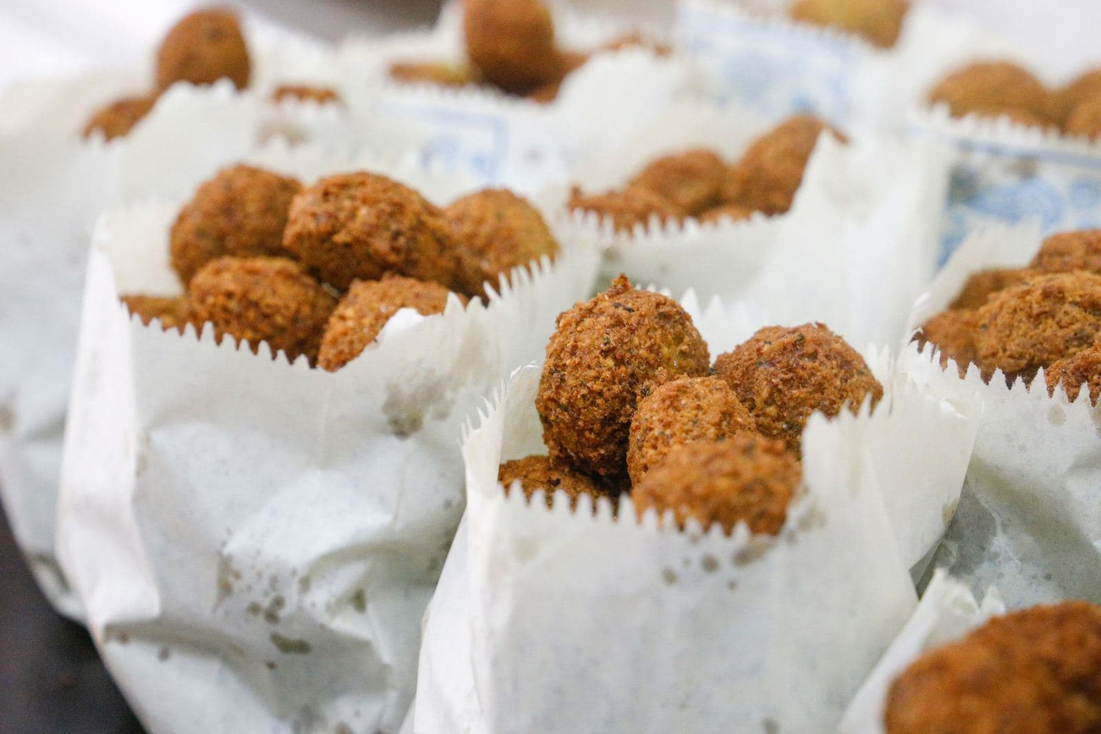 Frisch frittierte Falafel in Papier gewickelt, ein beliebtes Streetfood im Marais