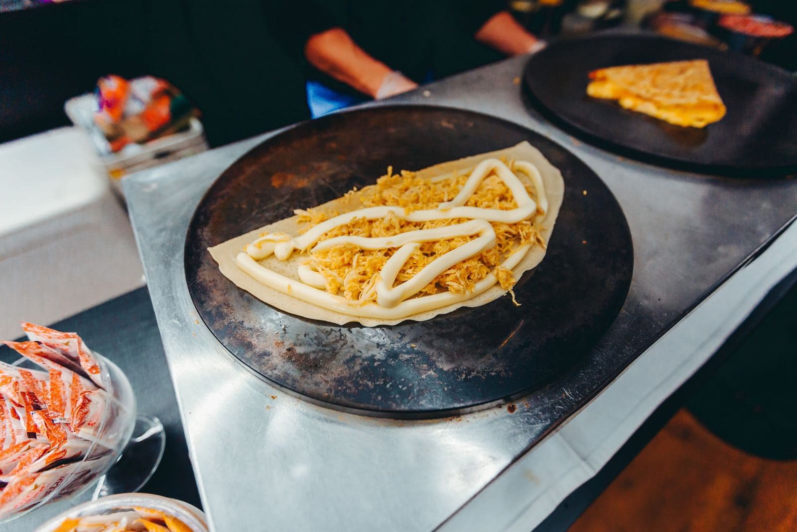 Herzhafte Crêpe auf der heißen Platte