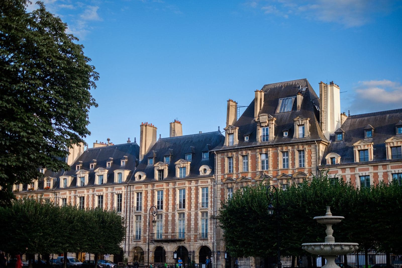 Place des Vosges im Marais unter klarem blauem Himmel