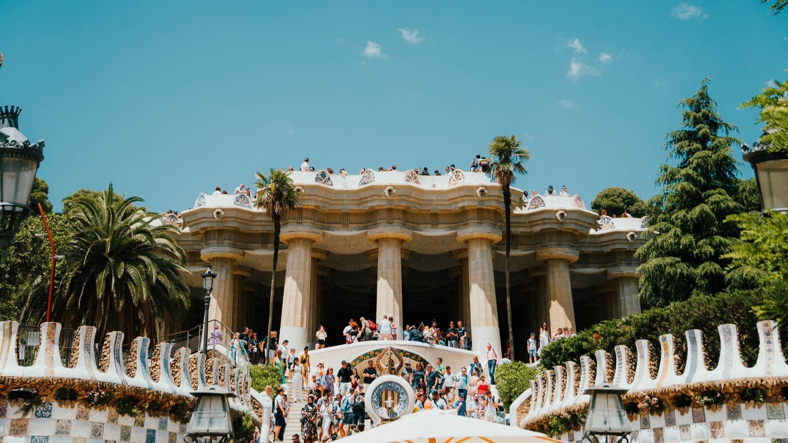 Visitatori sulla terrazza principale del Park Güell in una giornata di sole