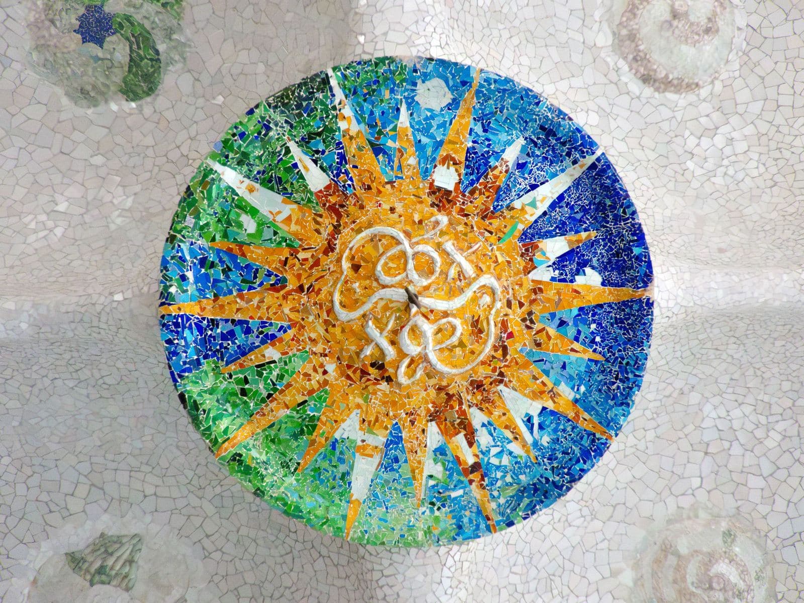 Soffitto colorato a mosaico di piastrelle spezzate al Park Güell