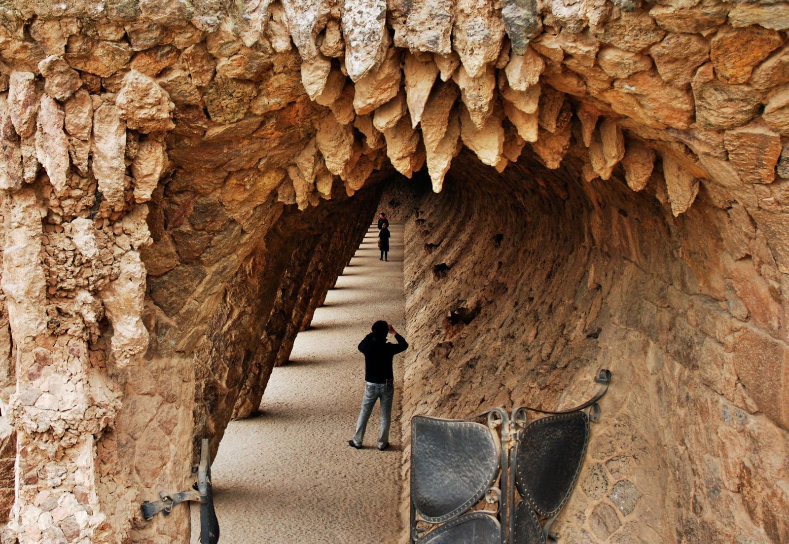 Passaggio porticato con archi in pietra al Park Güell