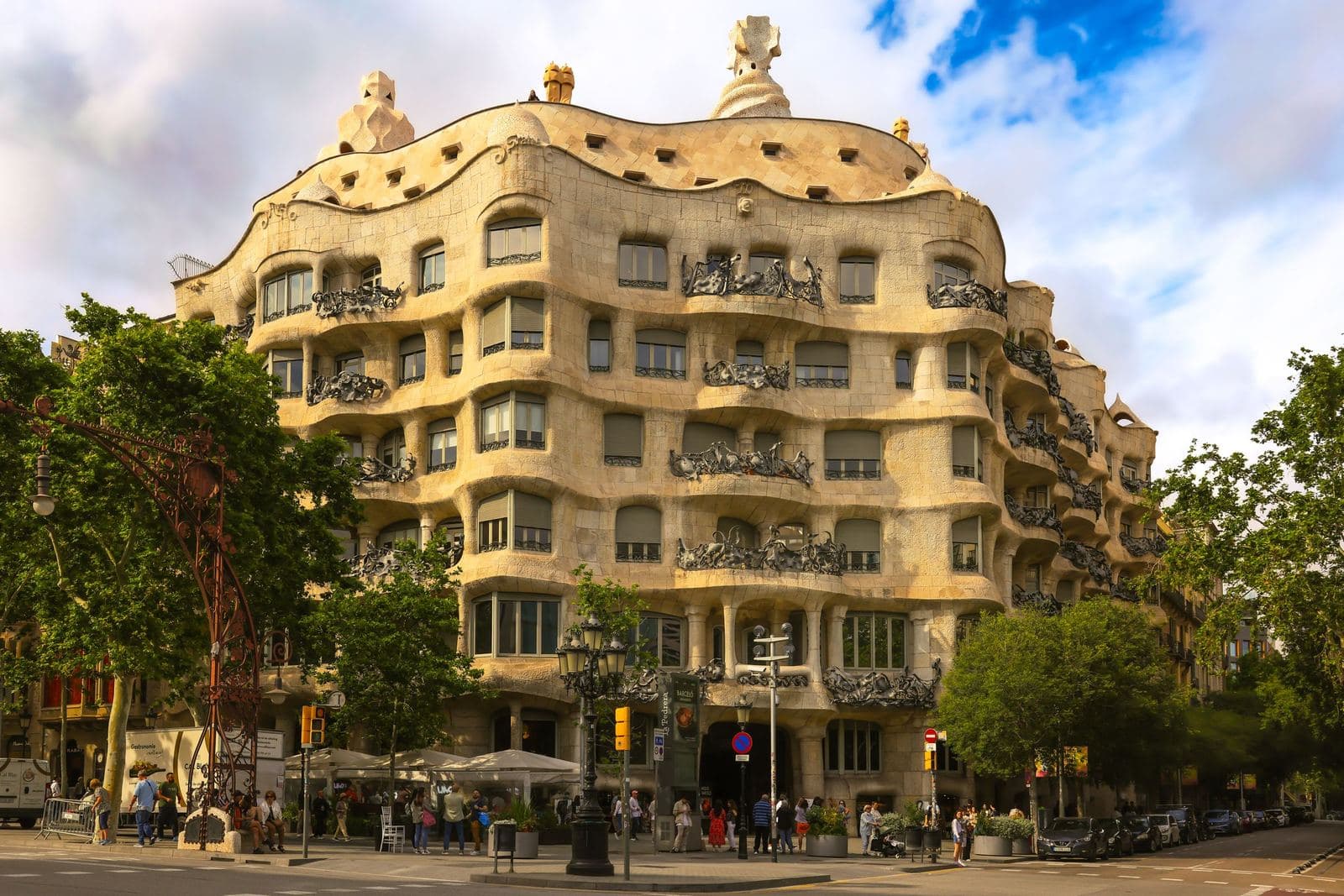 La facciata ondulata in pietra de La Pedrera–Casa Milà in una giornata di sole