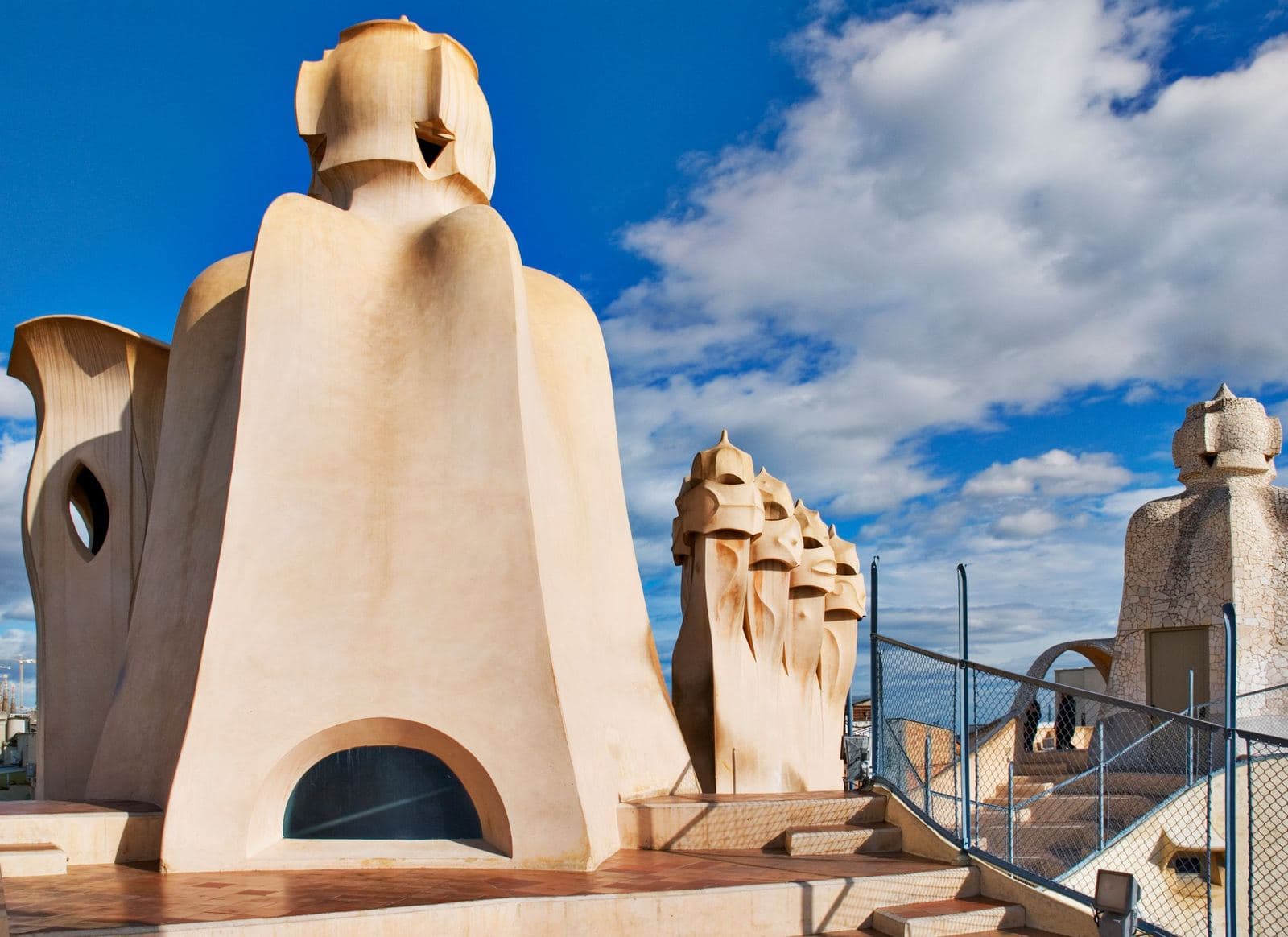 Chimeneas esculpidas en la azotea de La Pedrera–Casa Milà