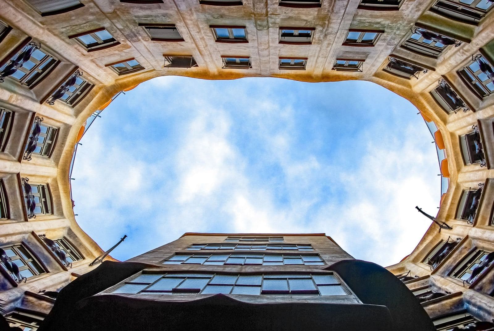 Vista hacia arriba desde el patio de La Pedrera–Casa Milà