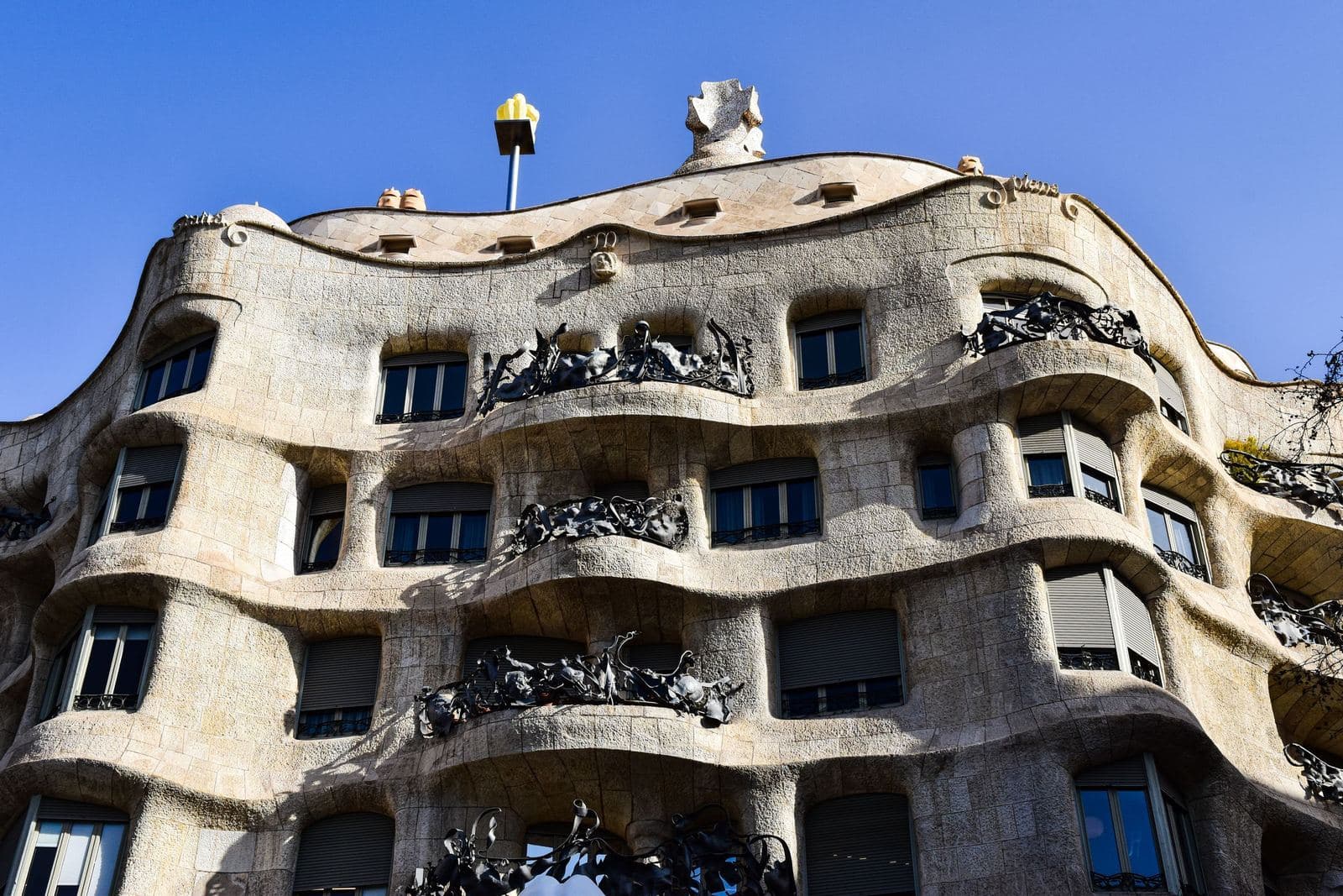 Fachada en chaflán de La Pedrera–Casa Milà con sus balcones de hierro