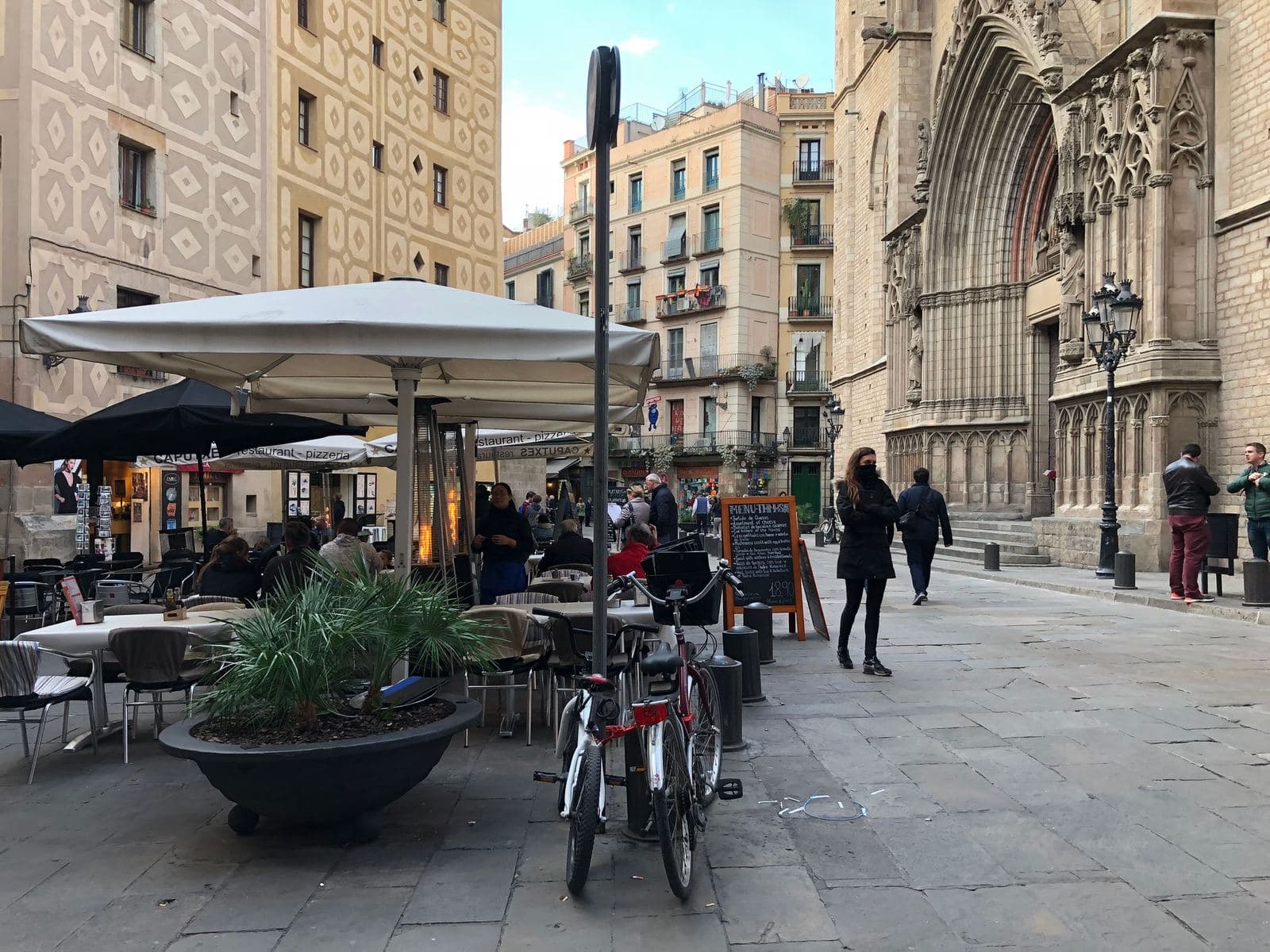 La piazza di Santa Maria del Mar nel Born, in fondo a Carrer de Montcada, sede del Museu Picasso