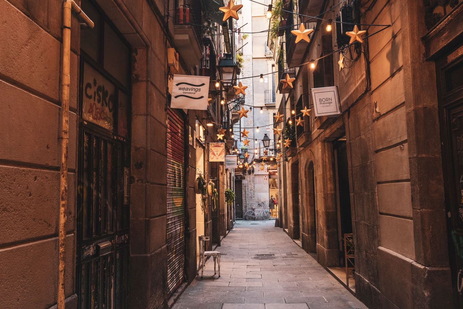 Ruelle étroite d'El Born décorée d'étoiles lumineuses, près du Museu Picasso