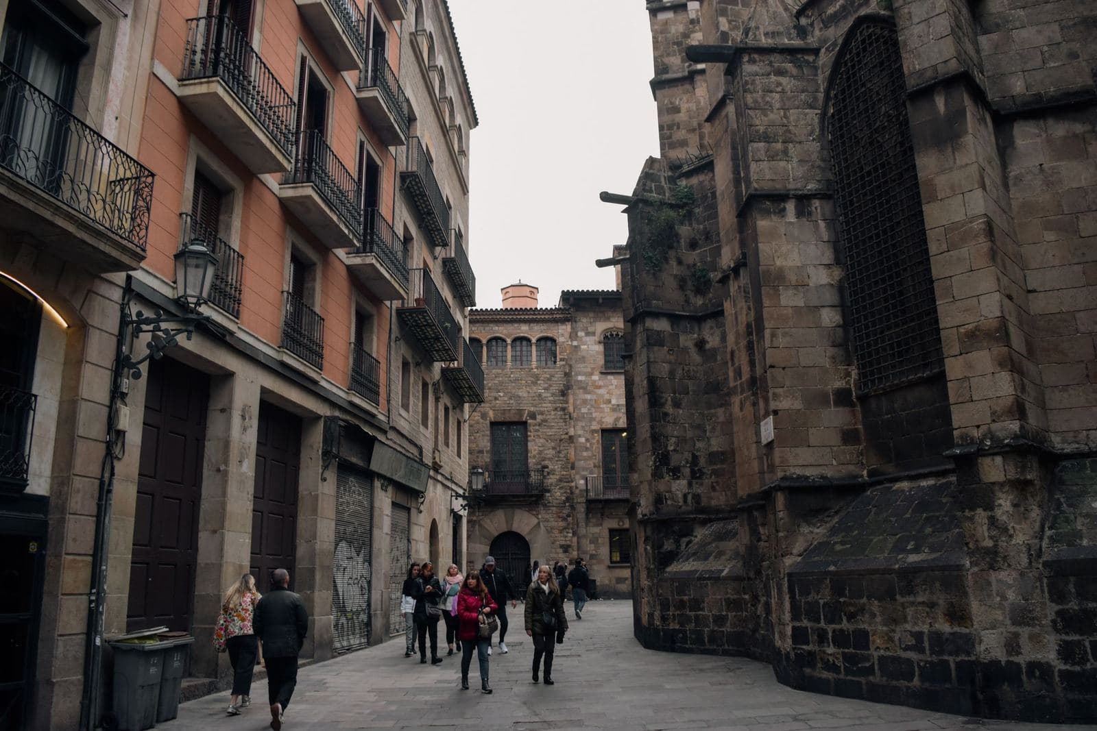 Ruelle animée de la vieille ville de Barcelone, près du Museu Picasso