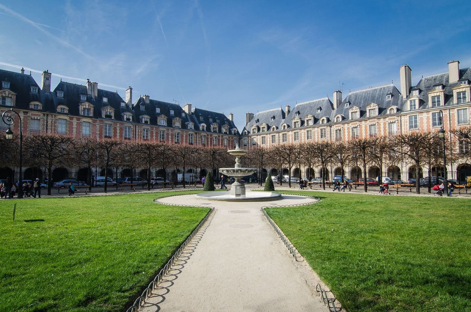 Place des Vosges e la sua fontana nel Marais, vicino al Musée Picasso