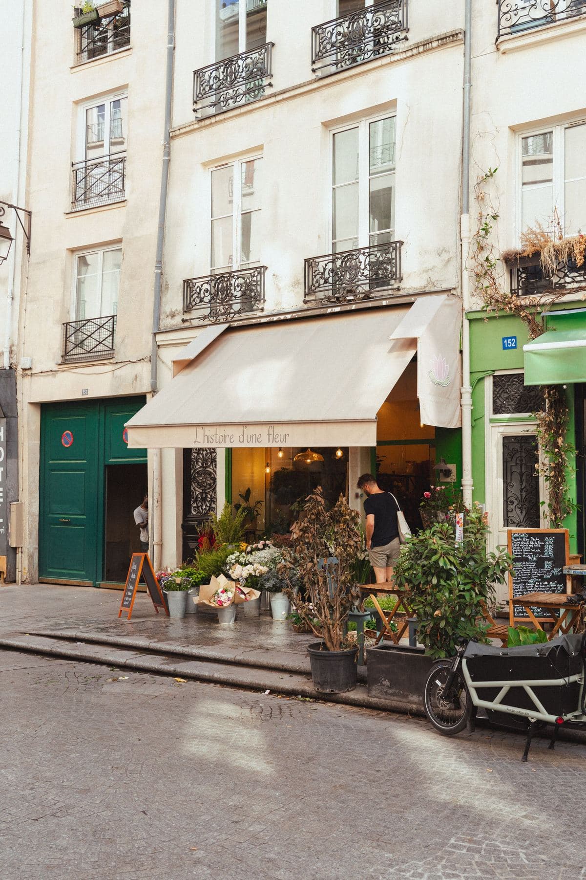 La facciata fiorita di un caffè nel Marais, il quartiere del Musée Picasso