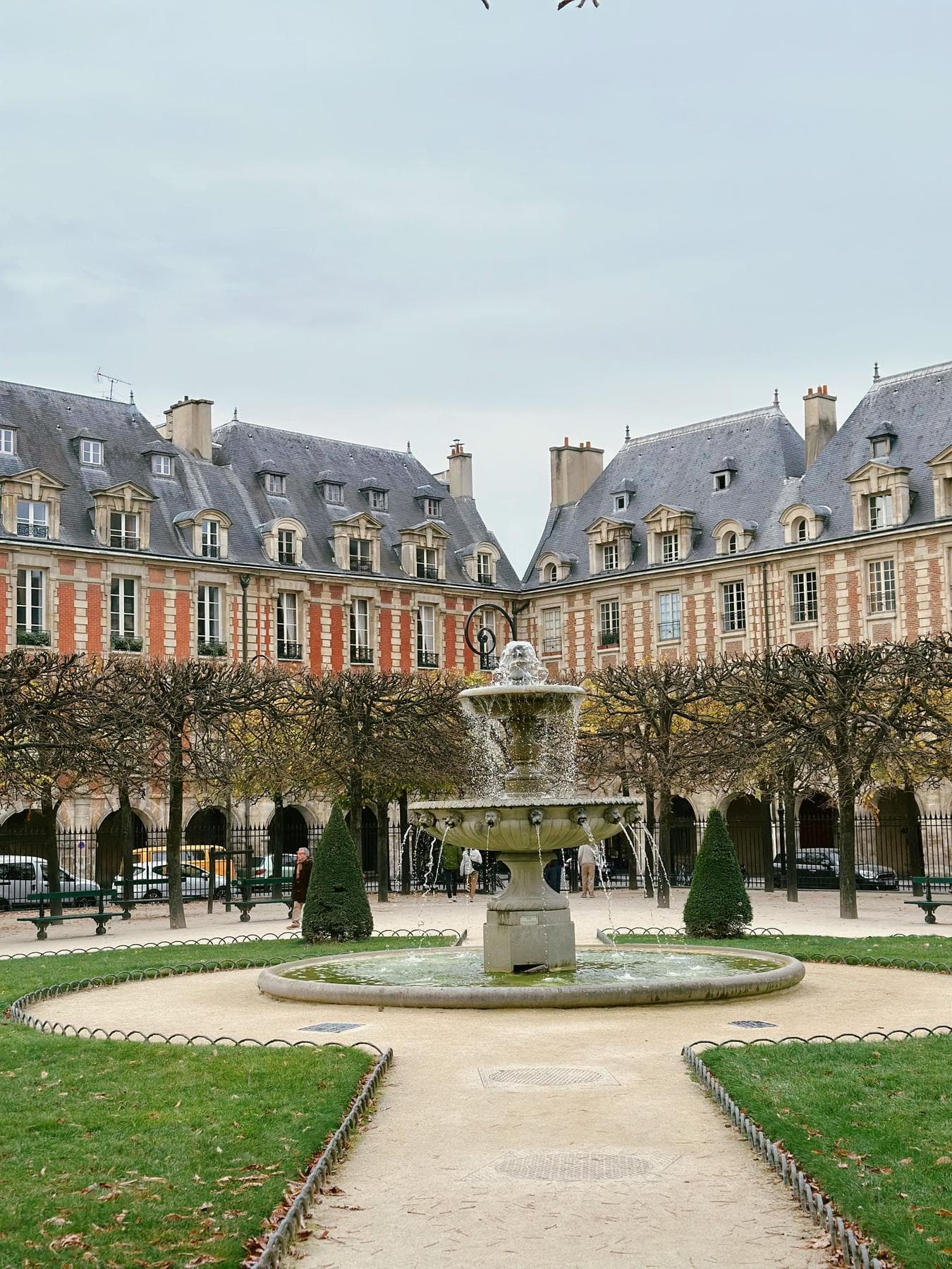 I padiglioni in mattoni rossi intorno a Place des Vosges, a pochi passi dal Musée Picasso
