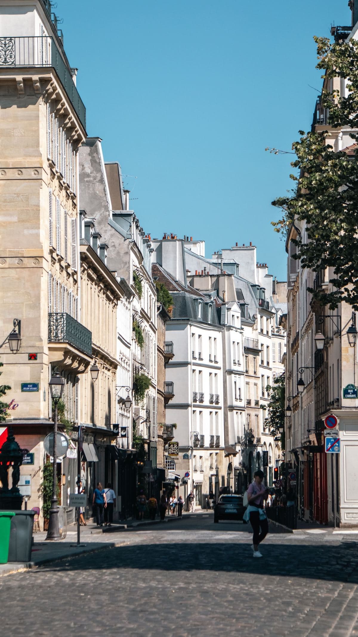 Una stretta via del Marais con le classiche facciate parigine, vicino al Musée Picasso