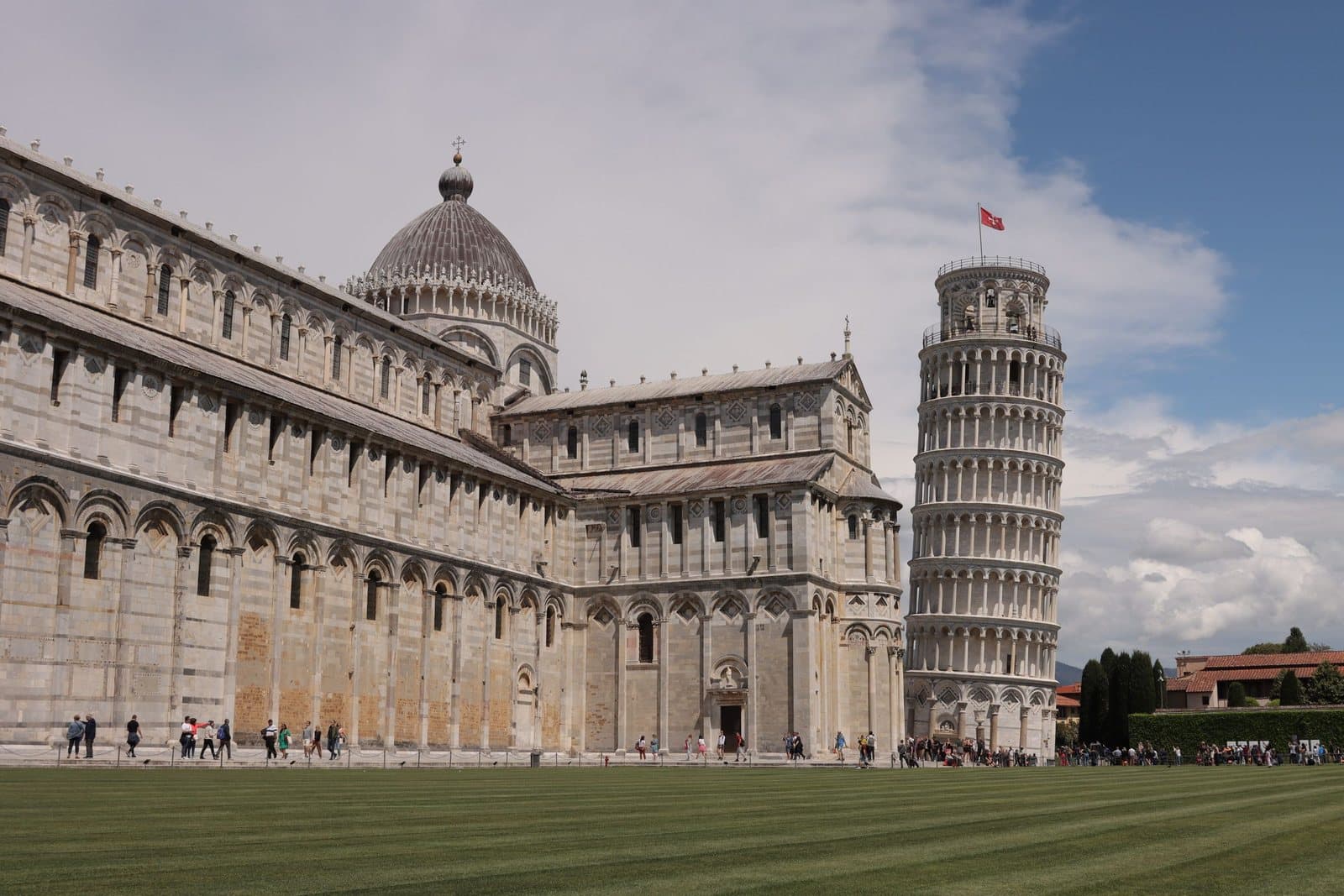 Der Dom von Pisa und der Schiefe Turm jenseits des Rasens der Piazza dei Miracoli
