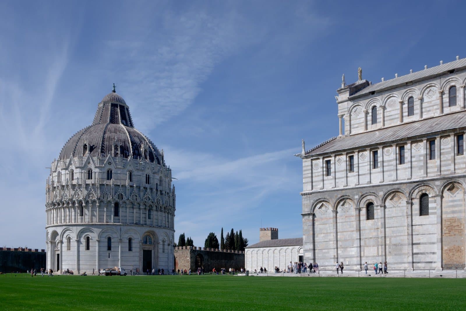 Il Battistero di Pisa e la facciata occidentale del Duomo