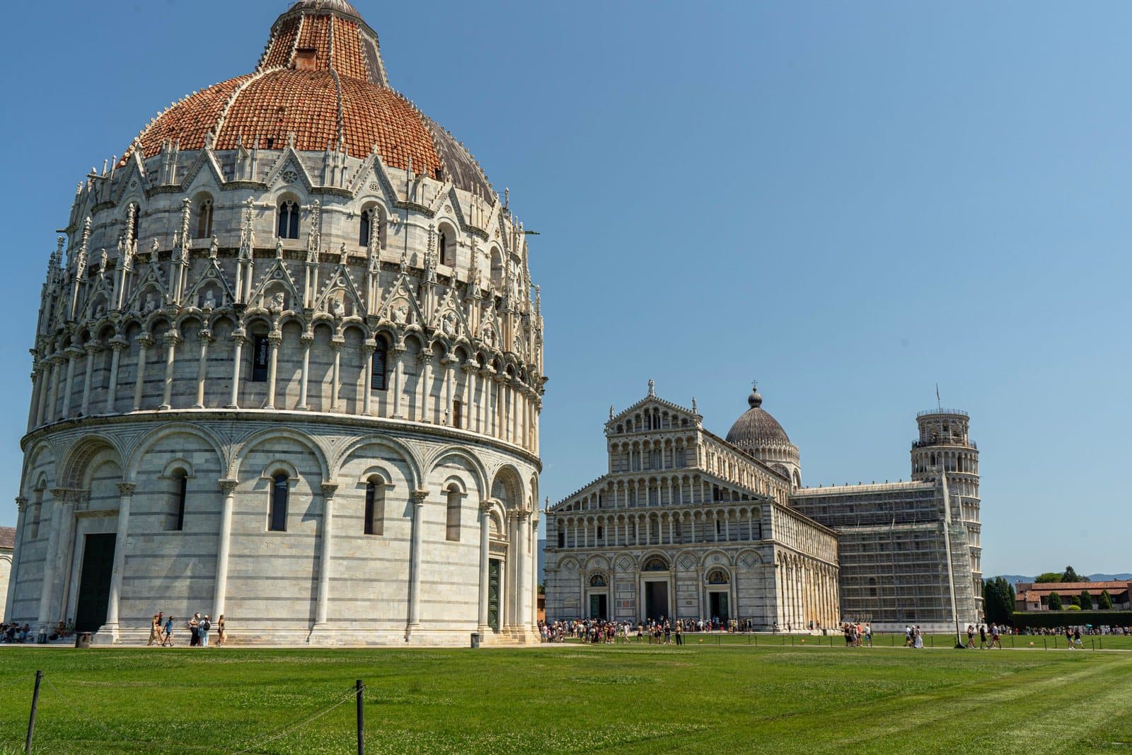 El Baptisterio, la Catedral y la Torre inclinada en la Piazza dei Miracoli