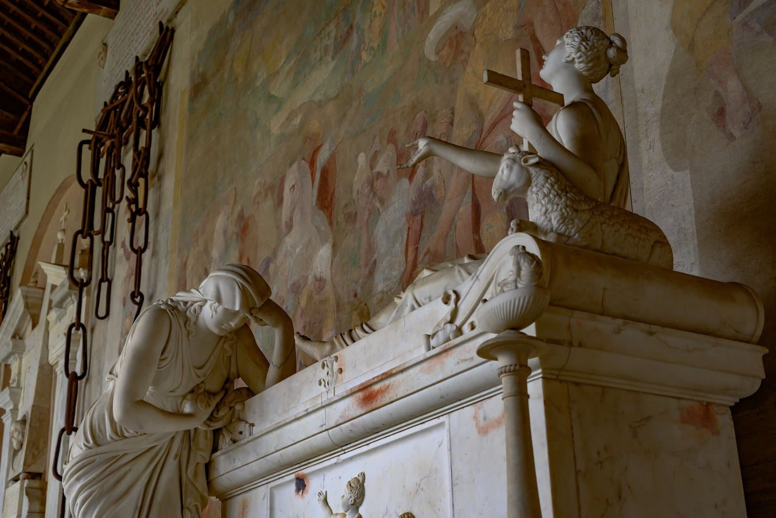 Grabskulpturen aus Marmor im Camposanto Monumentale