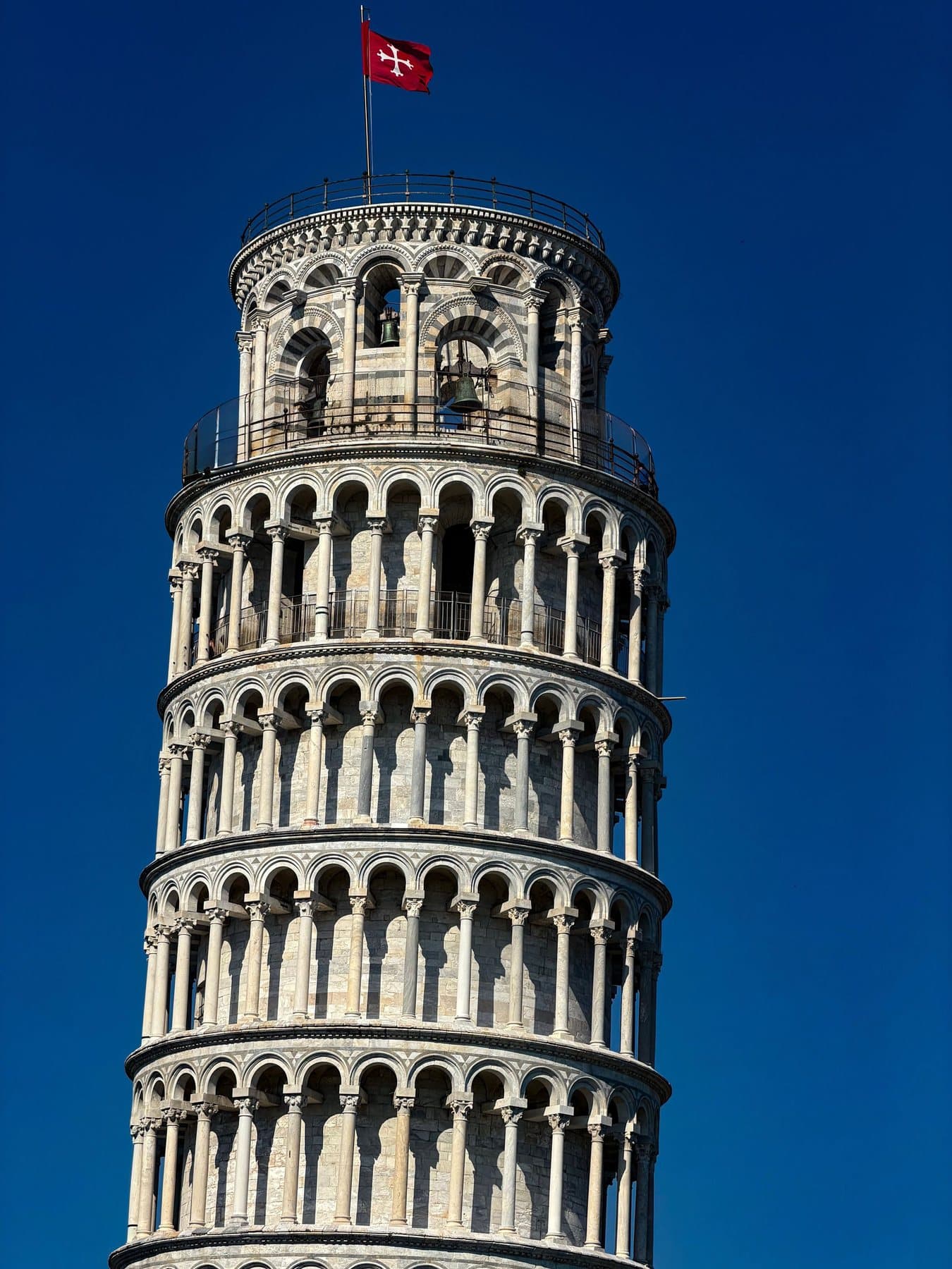 Die Glockenstube oben auf dem Schiefen Turm von Pisa