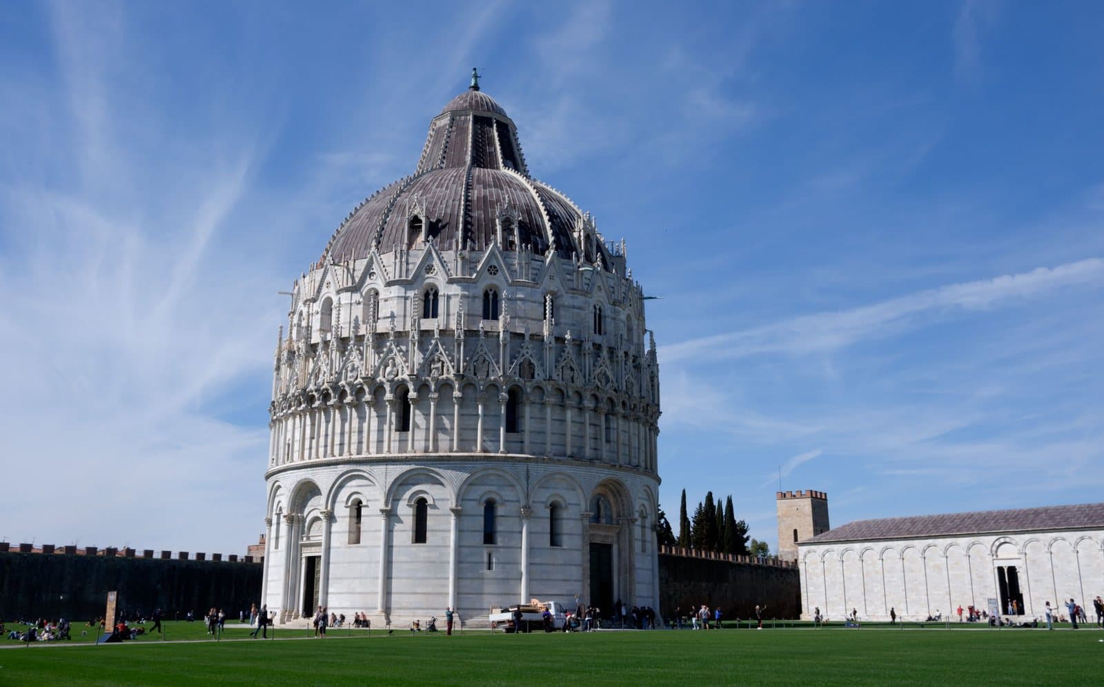 El Baptisterio de Pisa bajo un cielo azul despejado