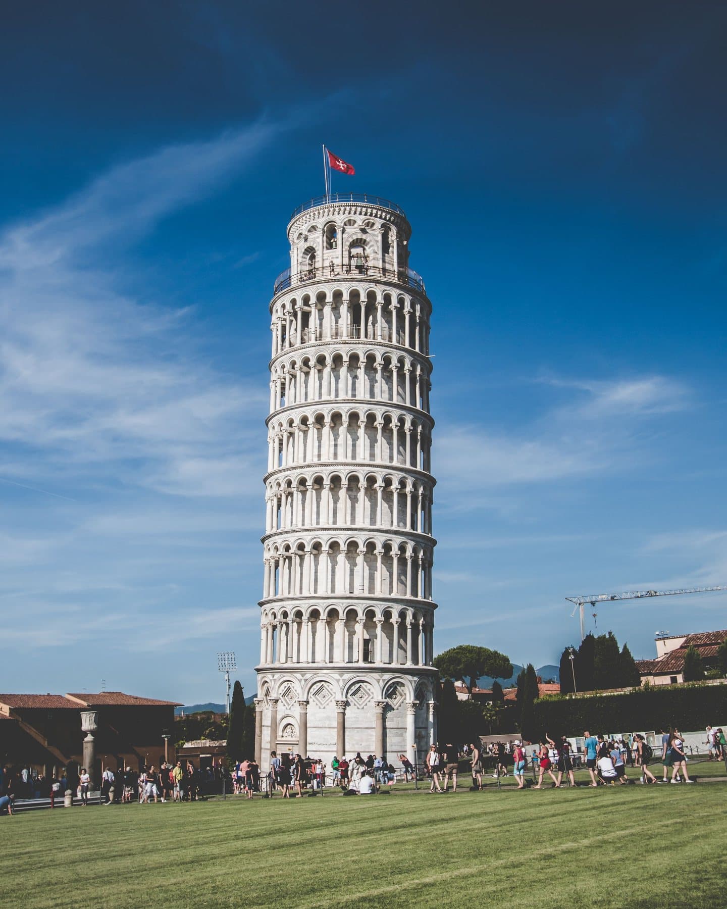La Torre de Pisa sobre los visitantes de la plaza