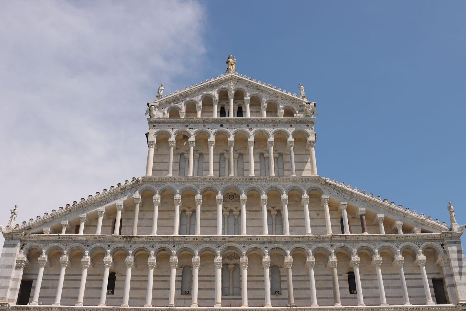 Los pisos de arcadas de mármol de la fachada de la Catedral de Pisa