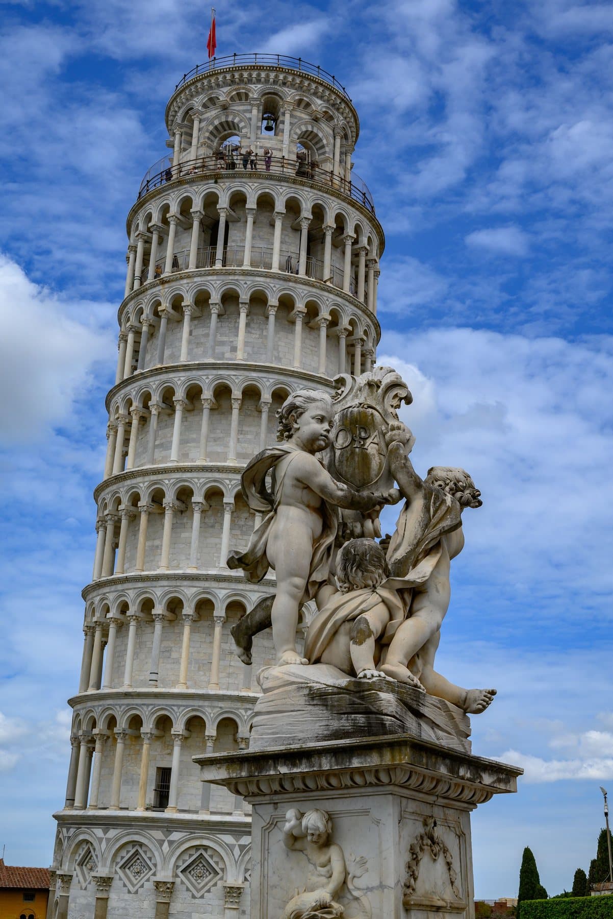 Querubines de mármol delante de la Torre de Pisa