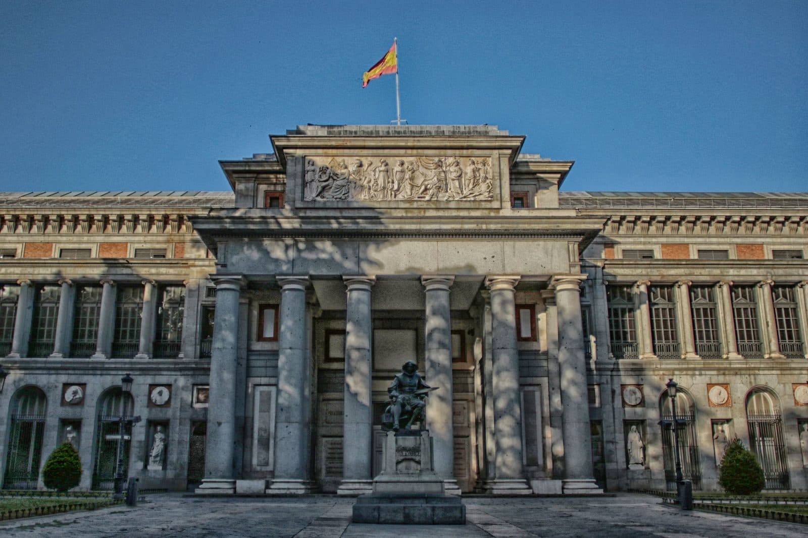 L'ingresso Velázquez del Museo del Prado, con la statua del pittore davanti
