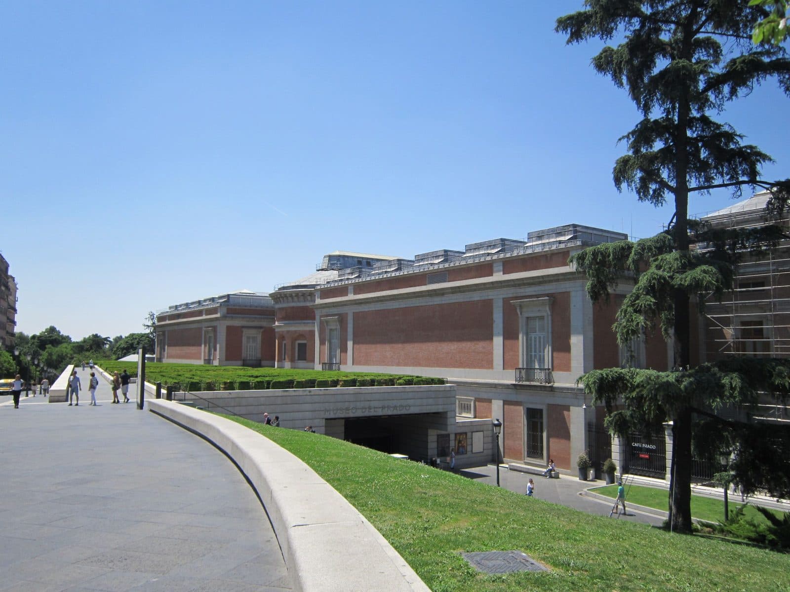 Le ali in mattoni e pietra e i prati del Museo del Prado in una giornata d'estate
