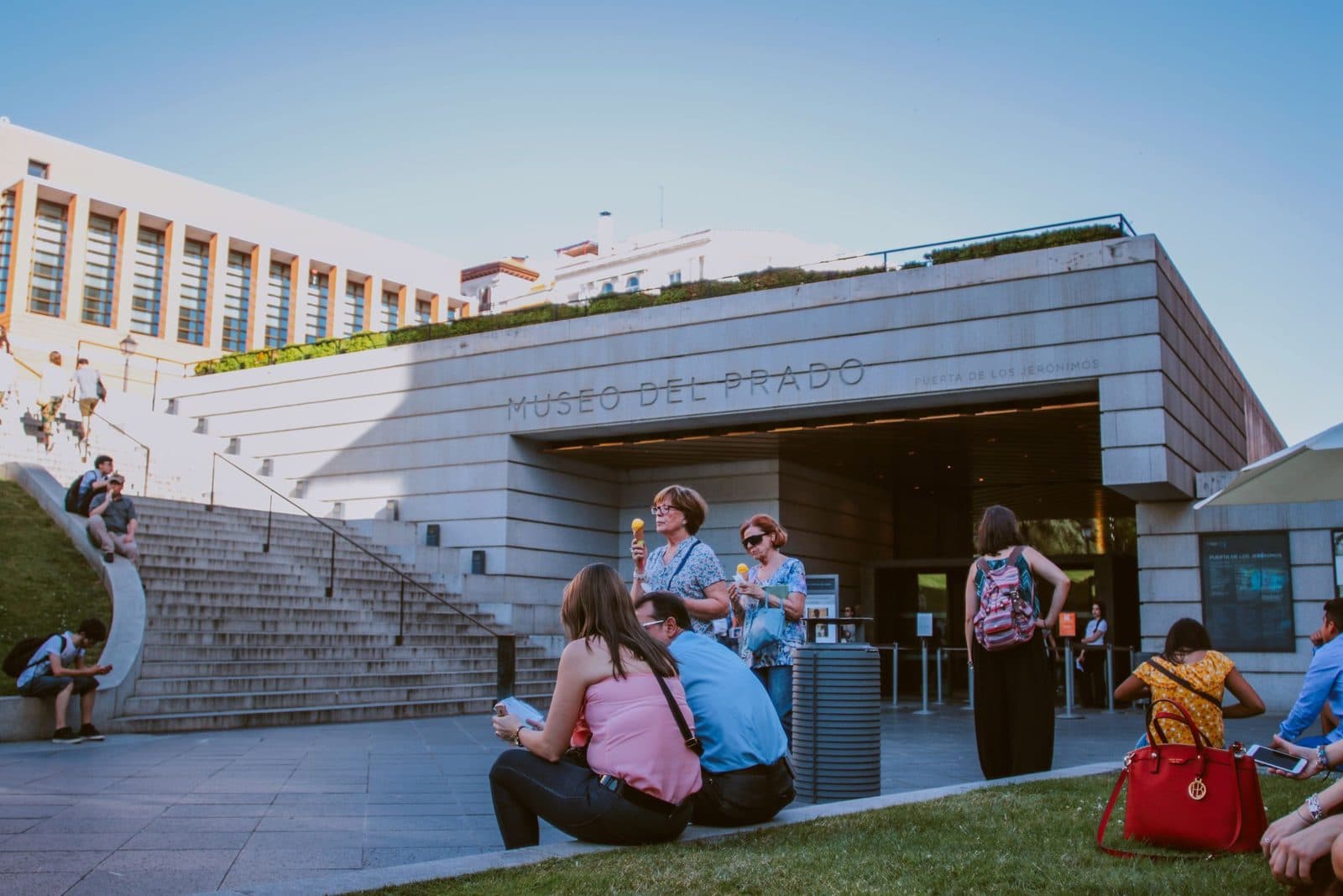 Visitatori che si rilassano accanto alla moderna scalinata d'ingresso del Museo del Prado