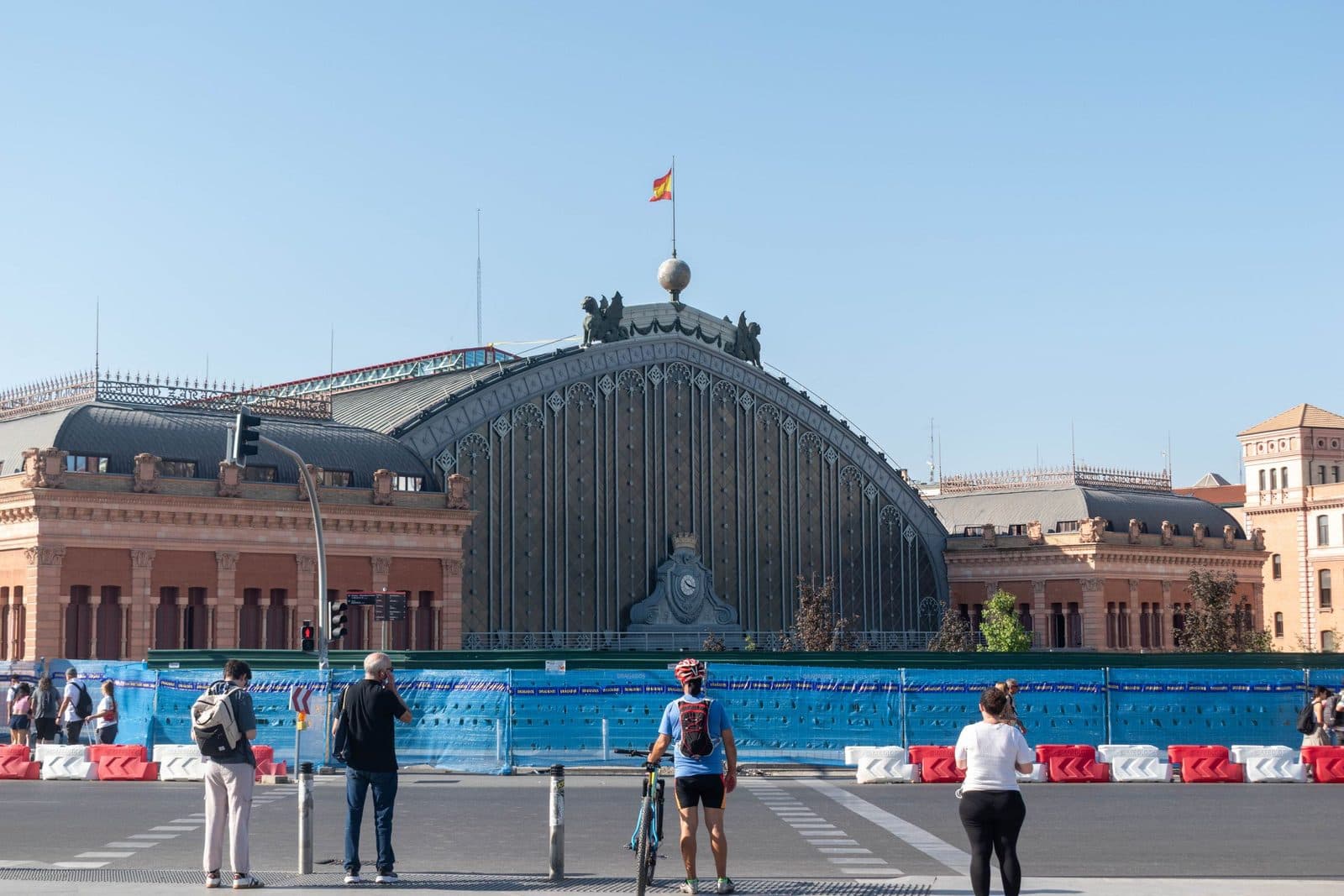 Die historische Fassade des Bahnhofs Atocha, gegenüber dem Museum Reina Sofía