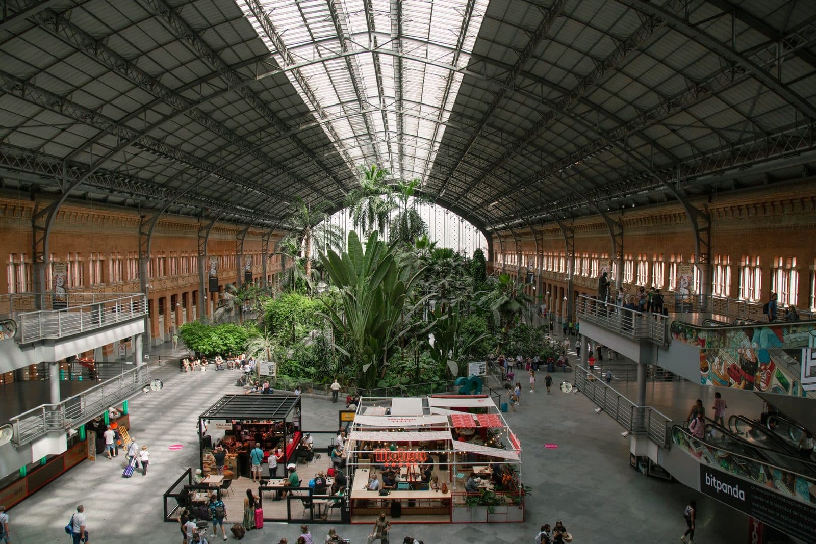 Tropischer Garten in der alten Bahnhofshalle von Atocha in Madrid