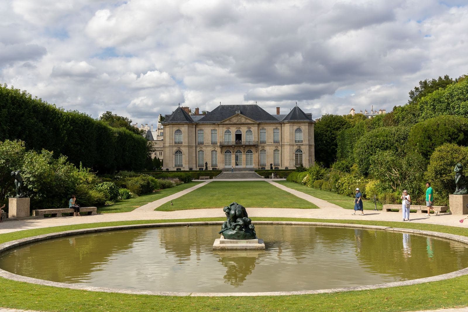 Jardín del Musée Rodin con su estanque circular y la mansión al fondo