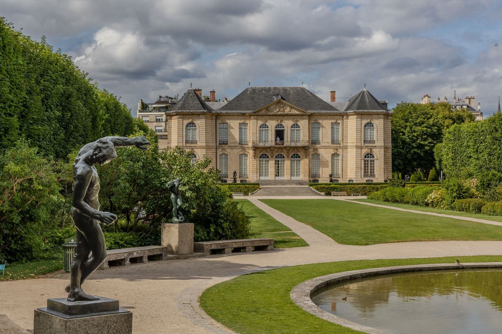 La mansión del Musée Rodin vista desde el jardín de esculturas