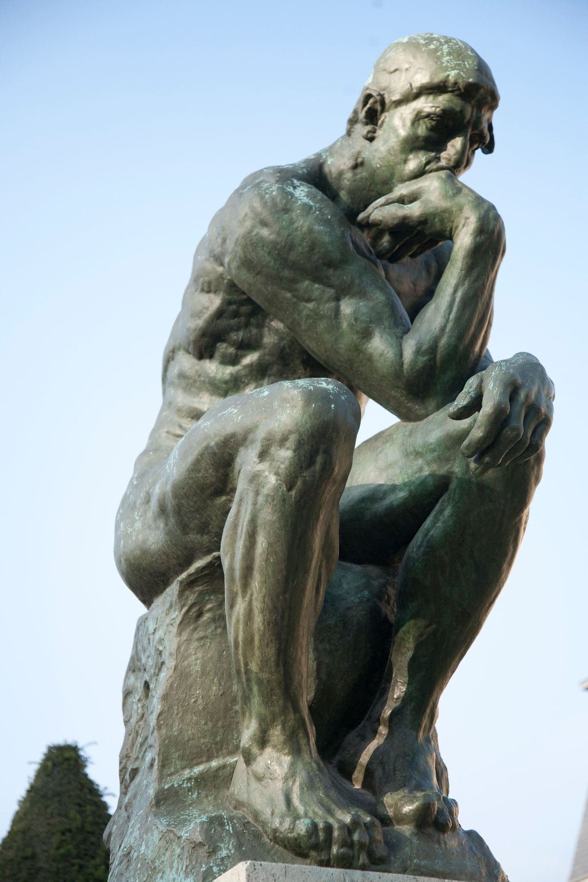 El pensador de Rodin en el jardín del museo, en París