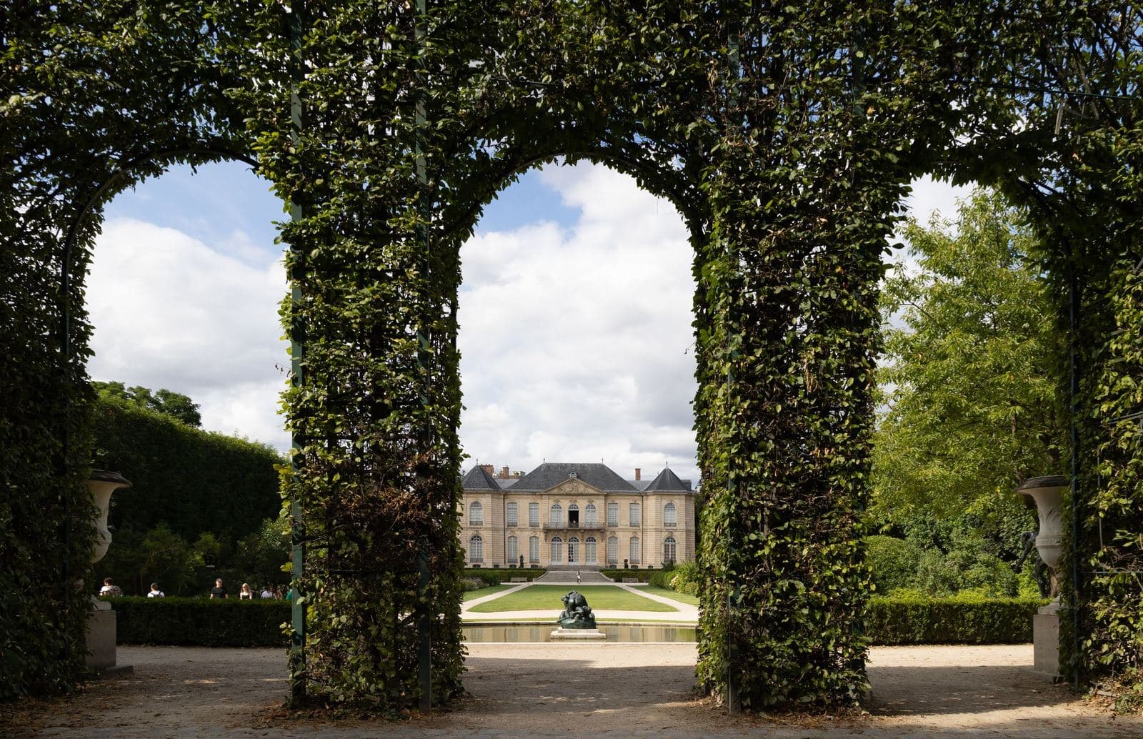 La mansión del Musée Rodin vista a través de un arco vegetal del jardín