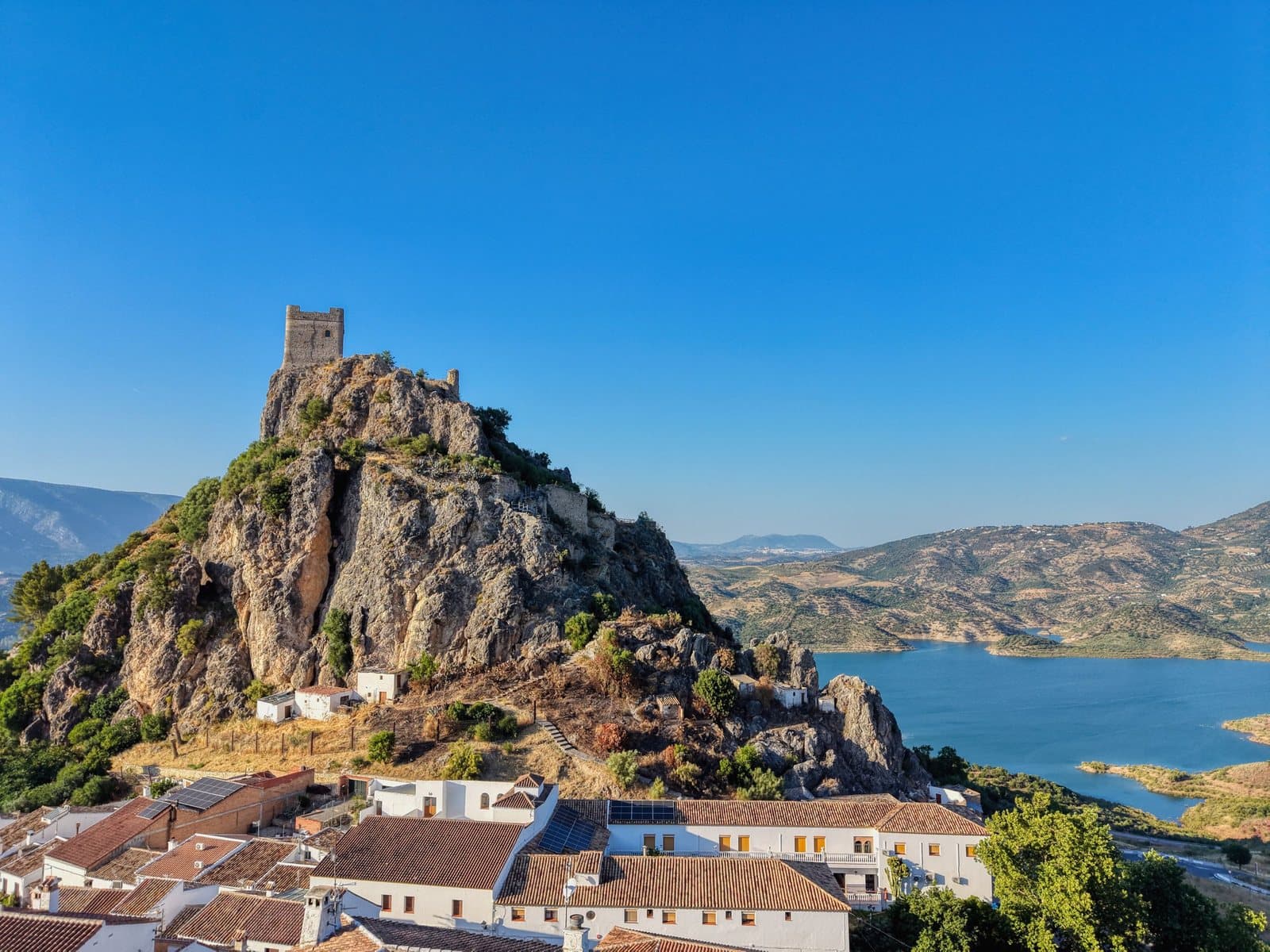 Zahara de la Sierra and its castle above the reservoir