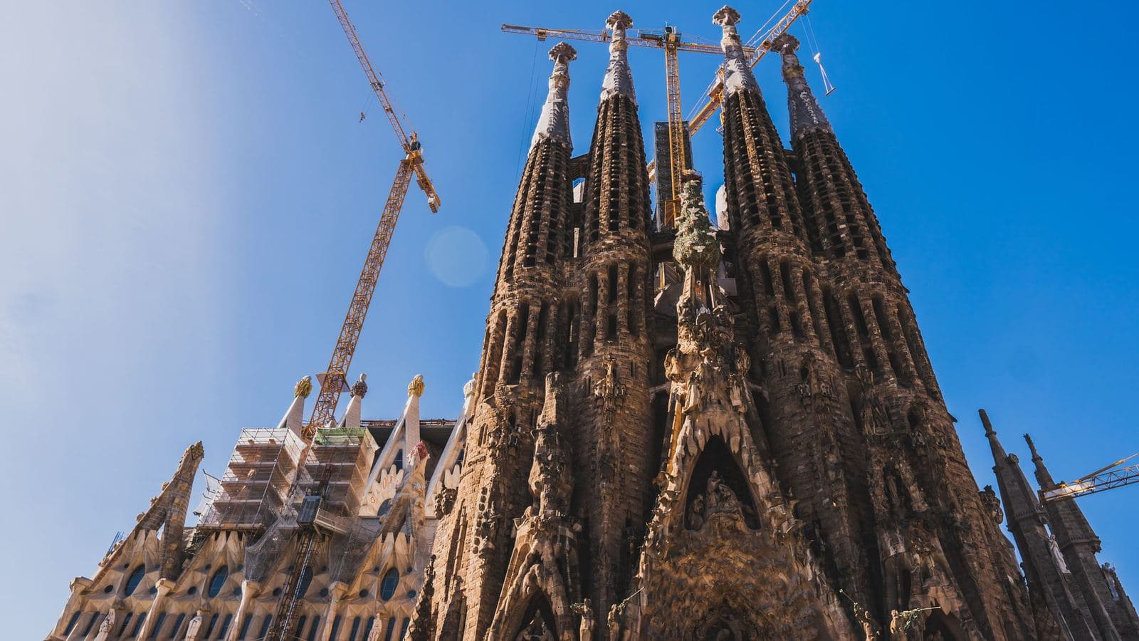 Türme und Kräne der Sagrada Família vor blauem Himmel