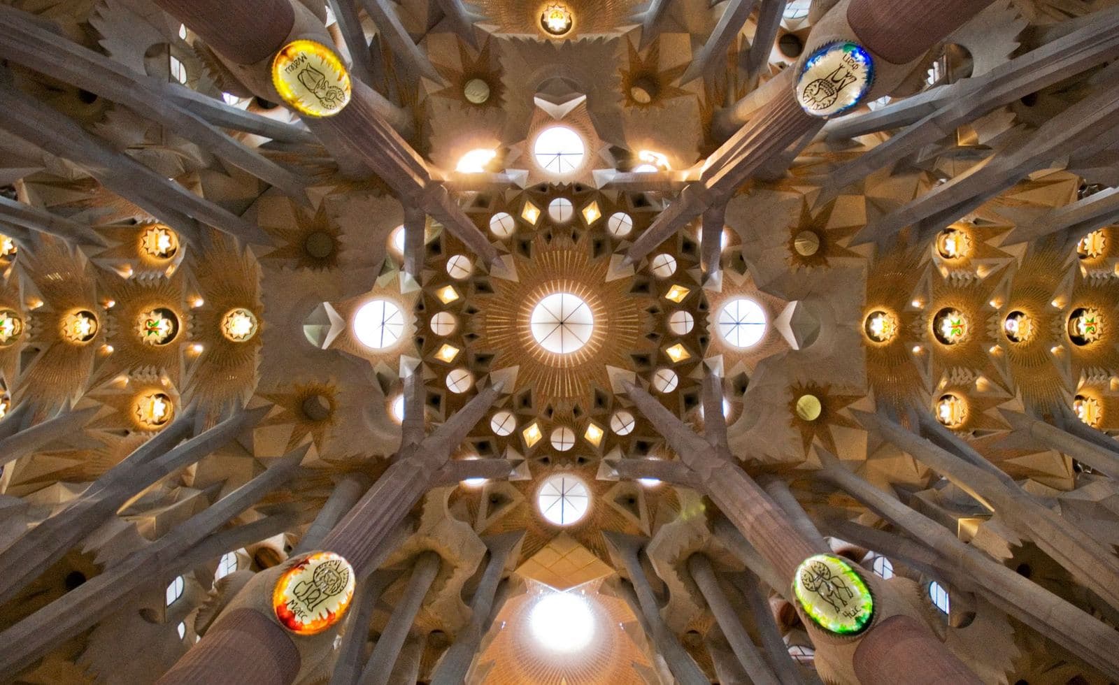 Baumartige Säulen und Gewölbe im Inneren der Sagrada Família