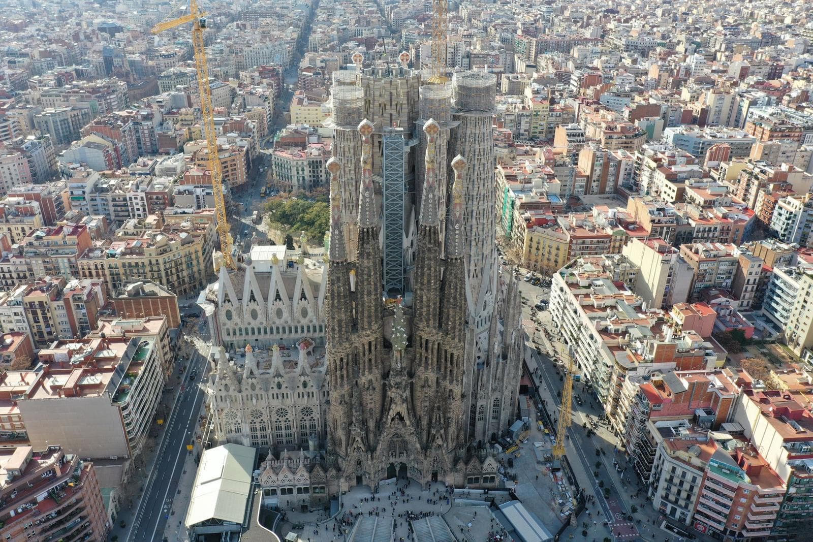 Die Sagrada Família von oben, umgeben vom Raster des Eixample