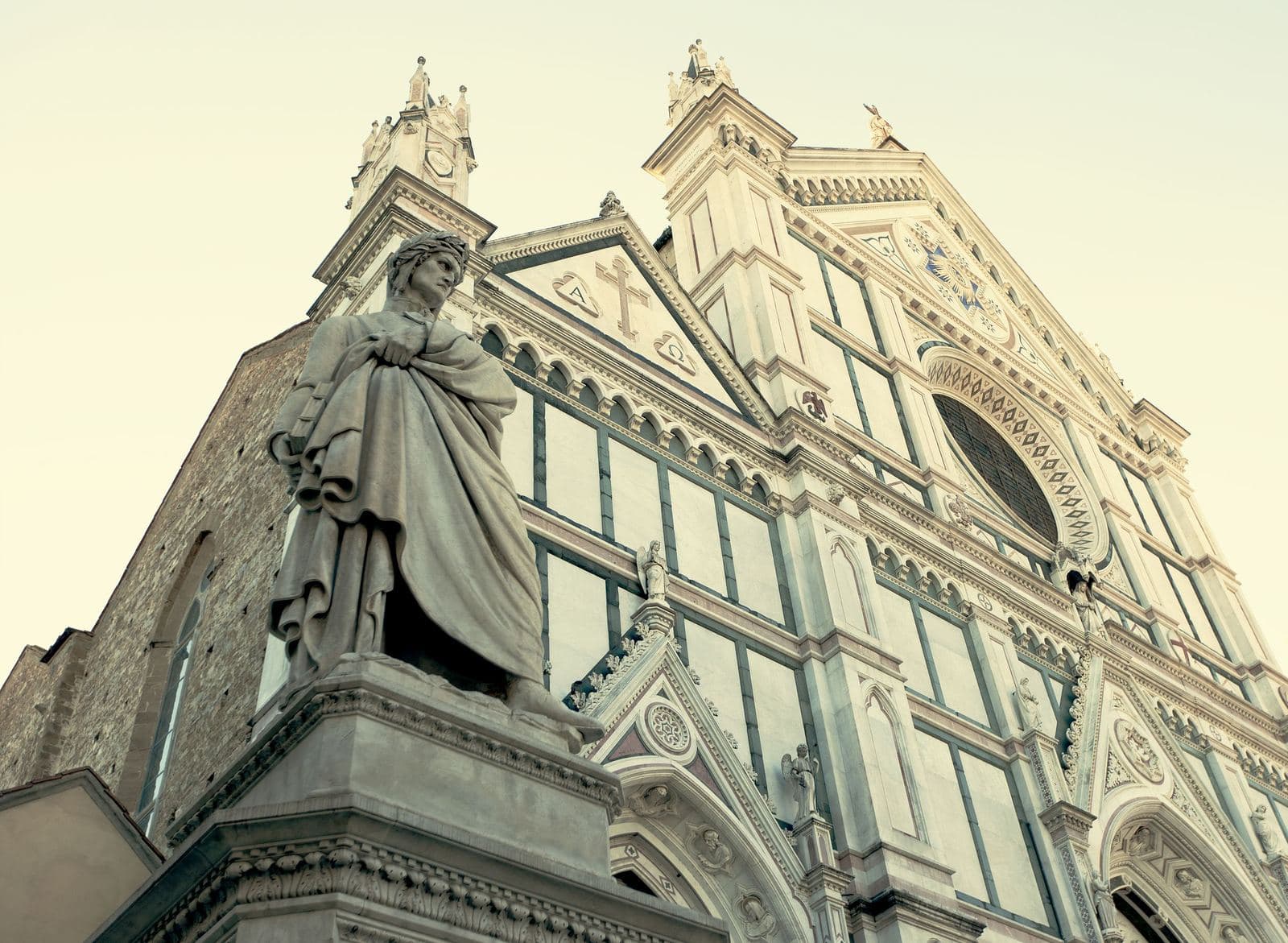 Dante's statue in front of the façade of Santa Croce