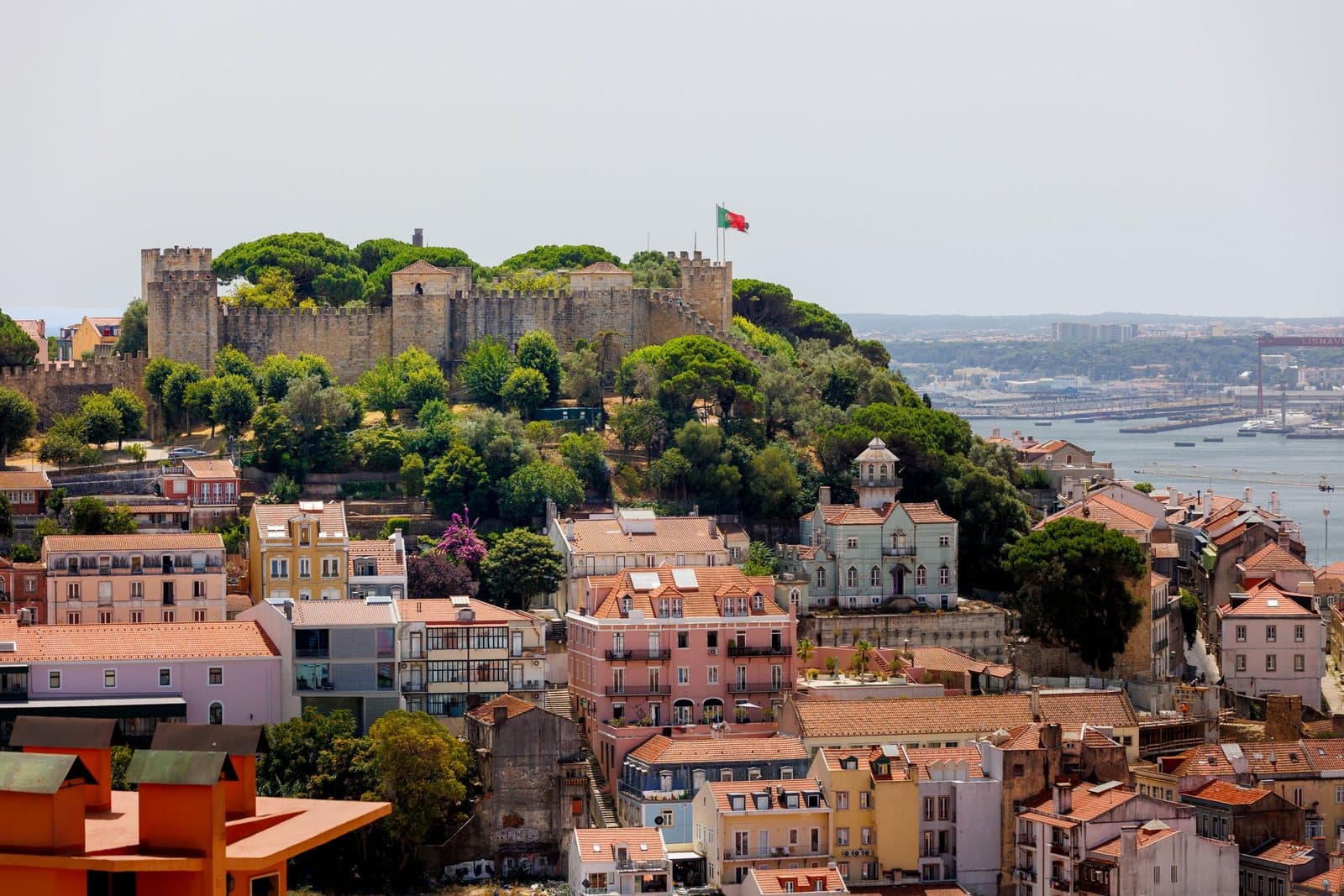 São Jorge Castle crowning its hill above Lisbon, with the Tagus beyond