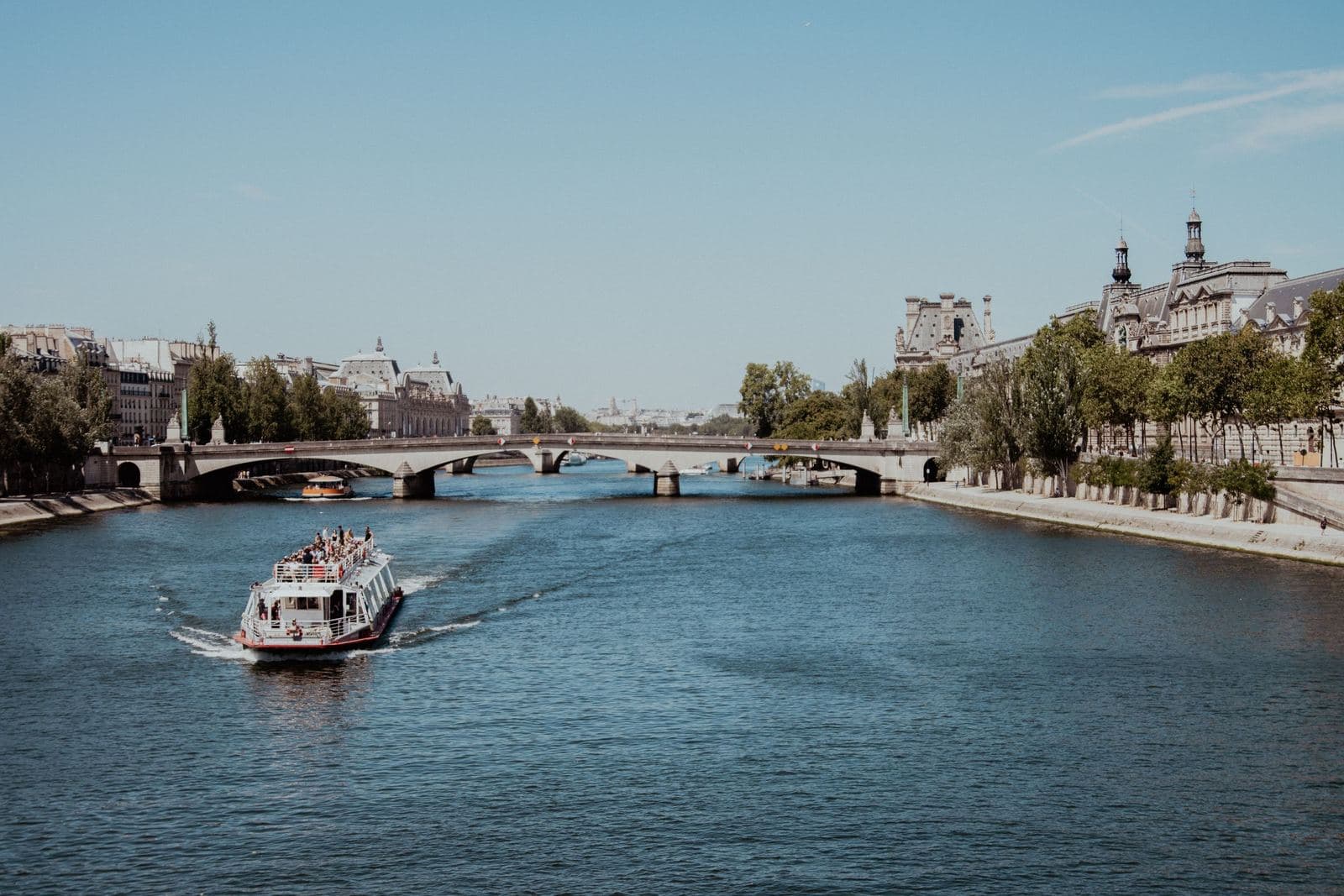 Barco turístico navegando por el Sena en el centro de París en un día soleado