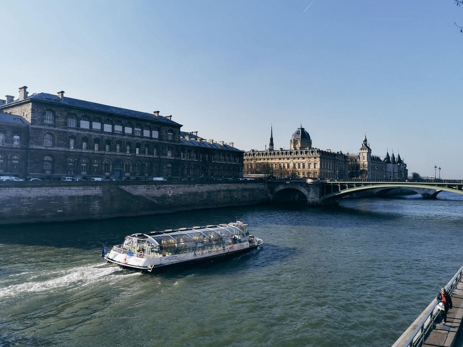 Barco turístico en el Sena pasando junto a los edificios históricos de la ribera