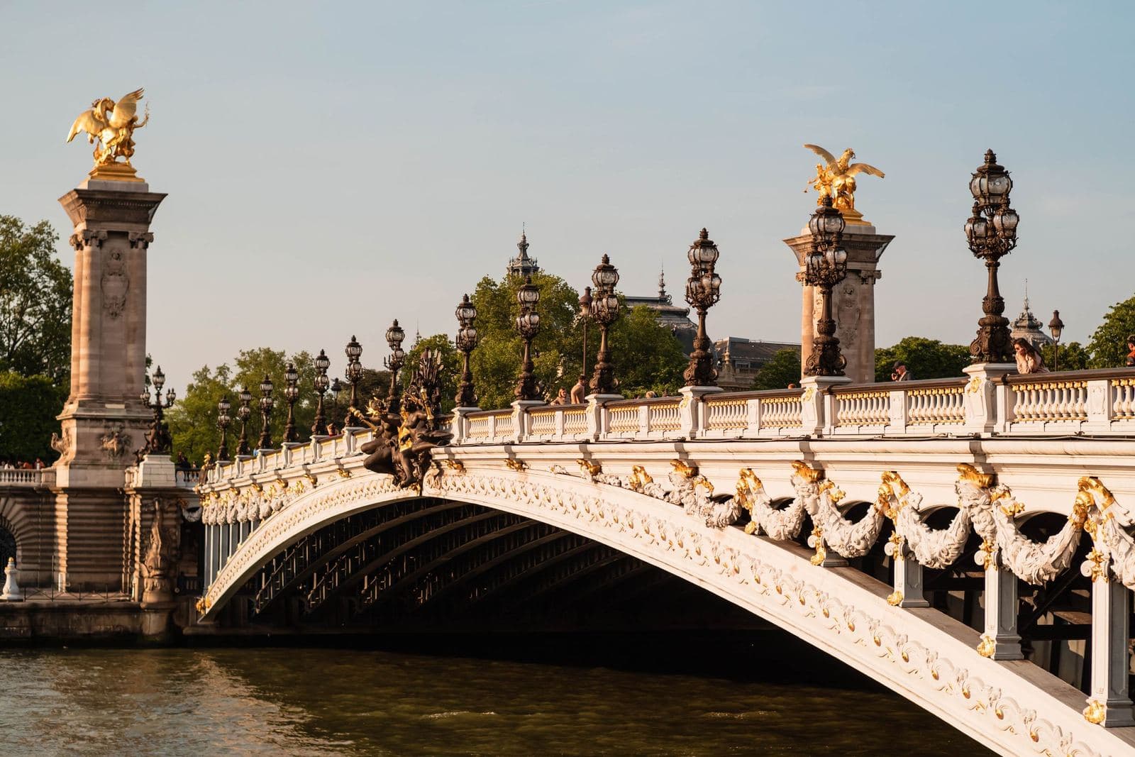 Estatuas doradas del Pont Alexandre III sobre el Sena