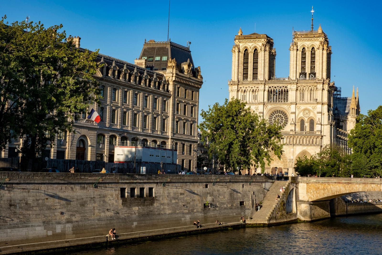 La catedral de Notre-Dame vista desde las orillas del Sena en un día soleado