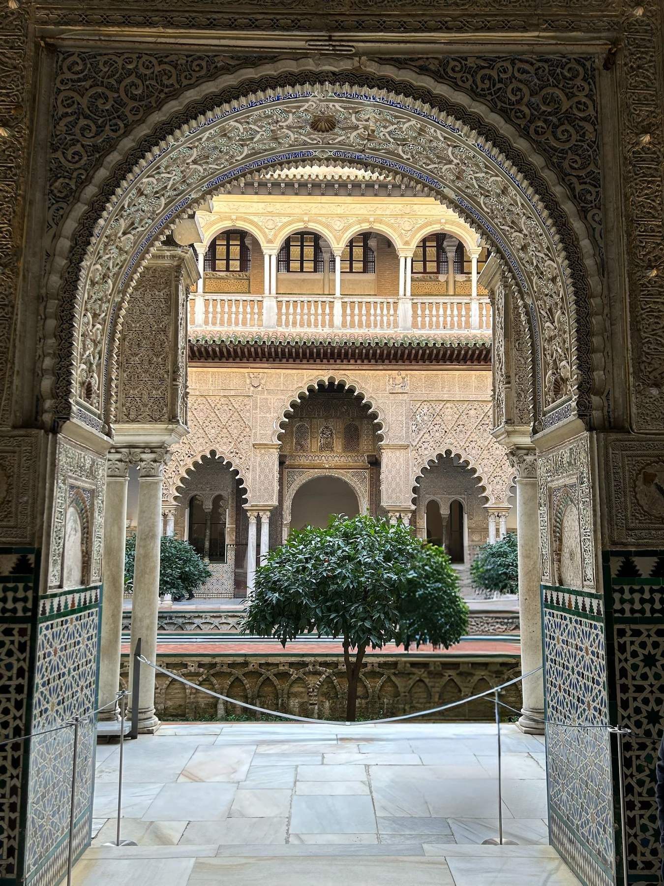Un arco mudéjar labrado en el Real Alcázar de Sevilla