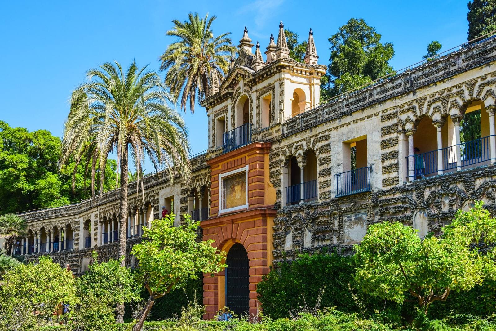 Palmeras y fuentes en los jardines del Alcázar, bajo la Galería del Grutesco